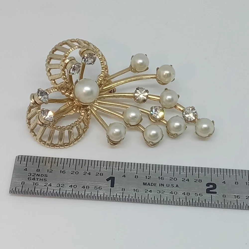 * vintage Emmons faux pearl & rhinestones gold tone pin brooch